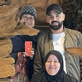 写真家 高橋美香 ジェニン難民キャンプにおいて居候させていただいたお母さんのマハと四男のサリームと共に